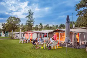 Camping Klausenhorn - Camper auf dem Wohnwagen- und Zeltstellplatz vom Campingplatz auf grüner Wiese