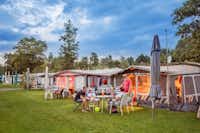 Camping Klausenhorn  -  Camper auf dem Wohnwagen- und Zeltstellplatz vom Campingplatz auf grüner Wiese