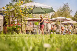 Camping Klausenhorn - Camper mit Fahrrad auf dem Stellplatz vom Campingplatz
