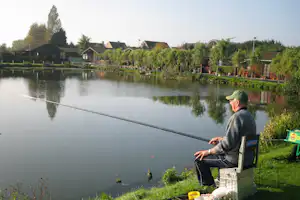 Camping Klein Strand - Gäste angeln auf dem Campingplatz auf dem See