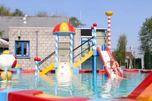 Camping Klein Strand - Kind auf der Wasserrutsche im Pool