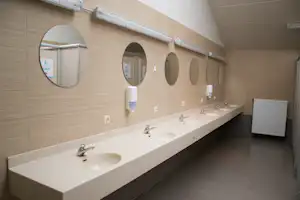 Camping Klein Strand - Sanitärgebäude mit Waschbecken, Spiegel, Toiletten und Duschen