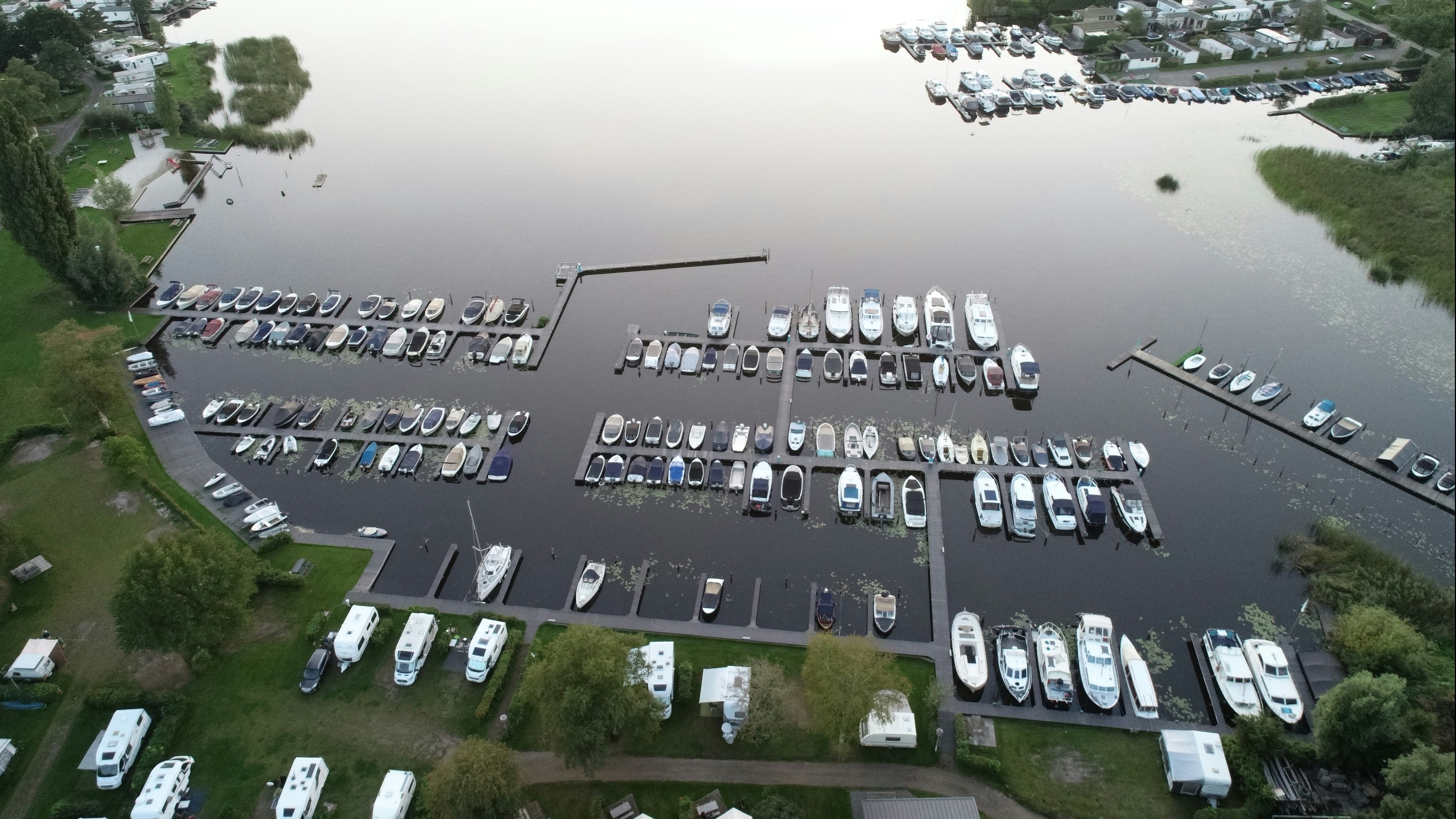 Camping Kleine Belterwijde  - Luftaufnahme des Campingplatzes mit Bootshafen