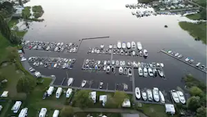 Camping Kleine Belterwijde - Luftaufnahme des Campingplatzes mit Bootshafen
