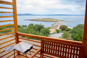 Camping Klenovica - Blick von der Veranda eines Mobilheims auf die Bucht des Mittelmeeres