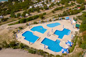 Camping Klenovica - Luftaufnahme des Poolbereichs auf dem Campingplatz