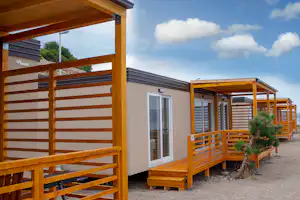 Camping Klenovica - Mobilheime mit teilweise überdachten Veranden