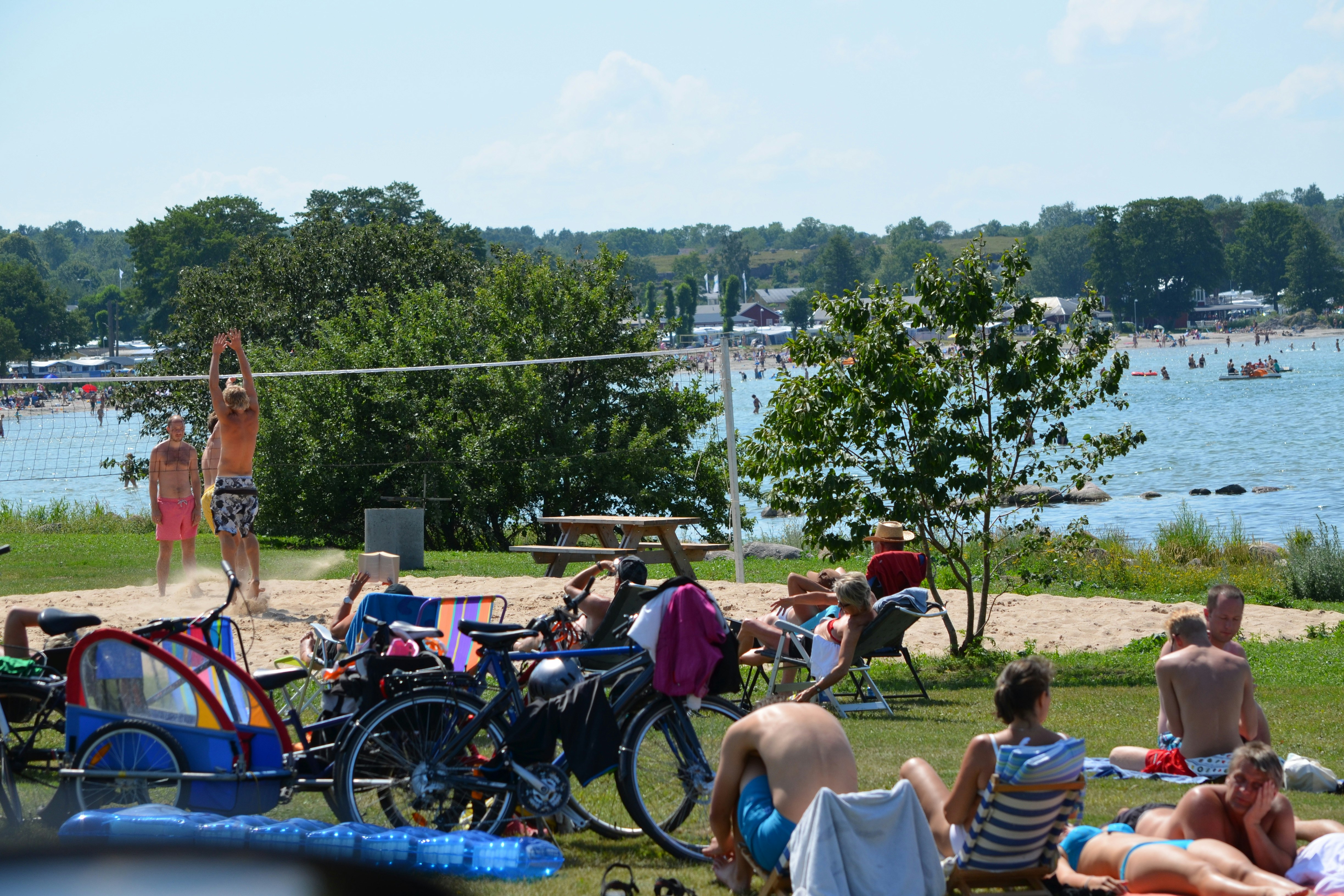 Klinta Camping  Camping Klinta - Liegewiese am Badestrand mit Beachvolleyballfeld