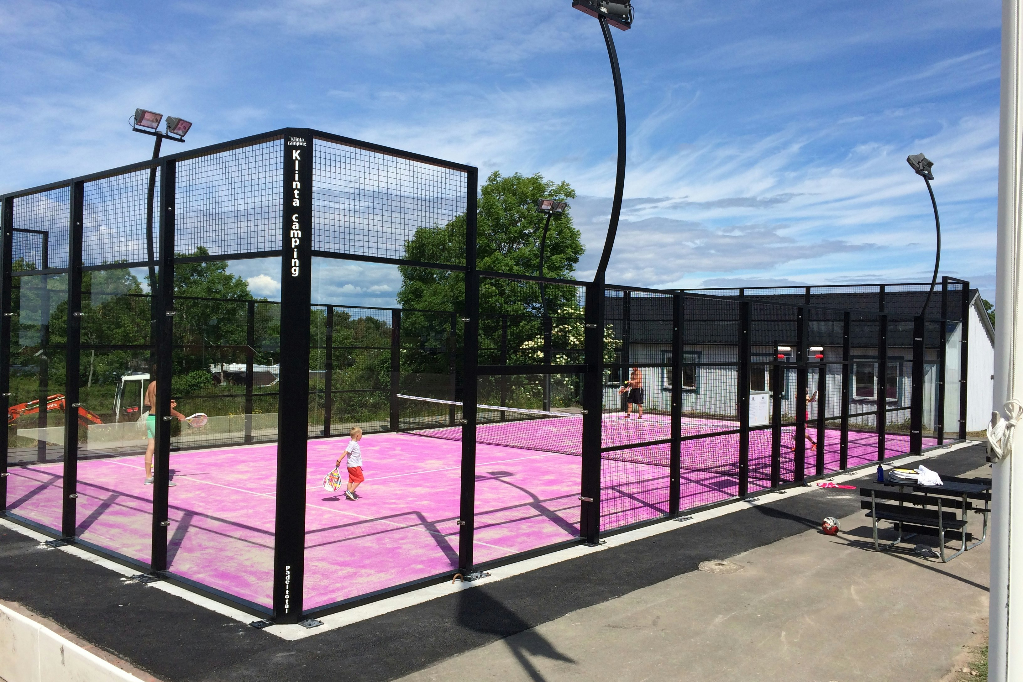 Klinta Camping  Camping Klinta - Tennisplatz auf dem Campingplatz