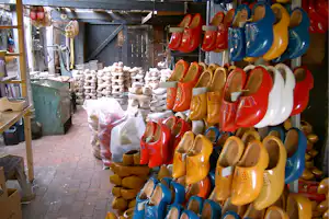 Camping Klompenmakerij ten Hagen - traditionelle Handarbeit auf dem Campingplatz