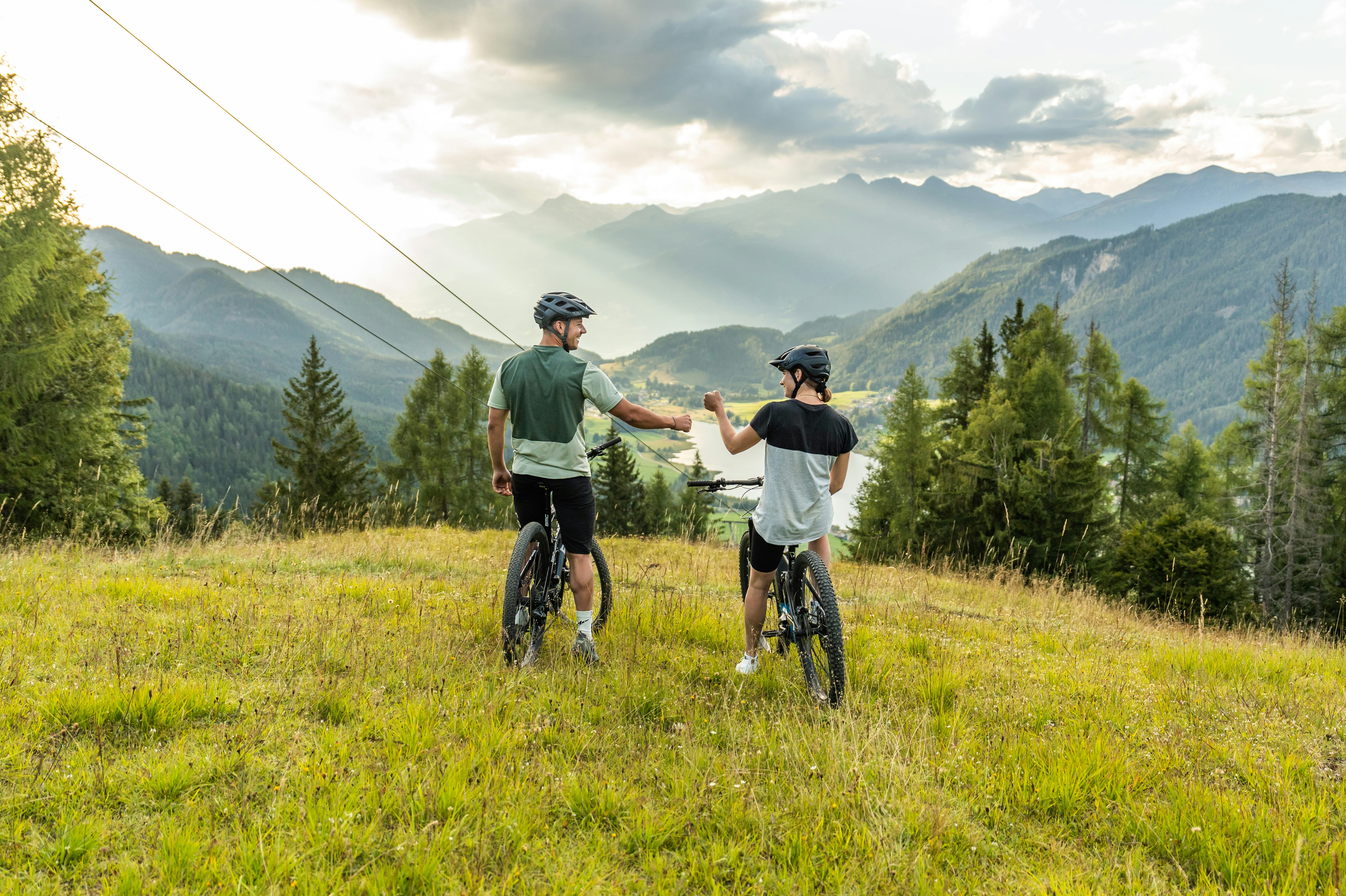 Camping Knaller - Camper fahren Fahrrad in der Natur