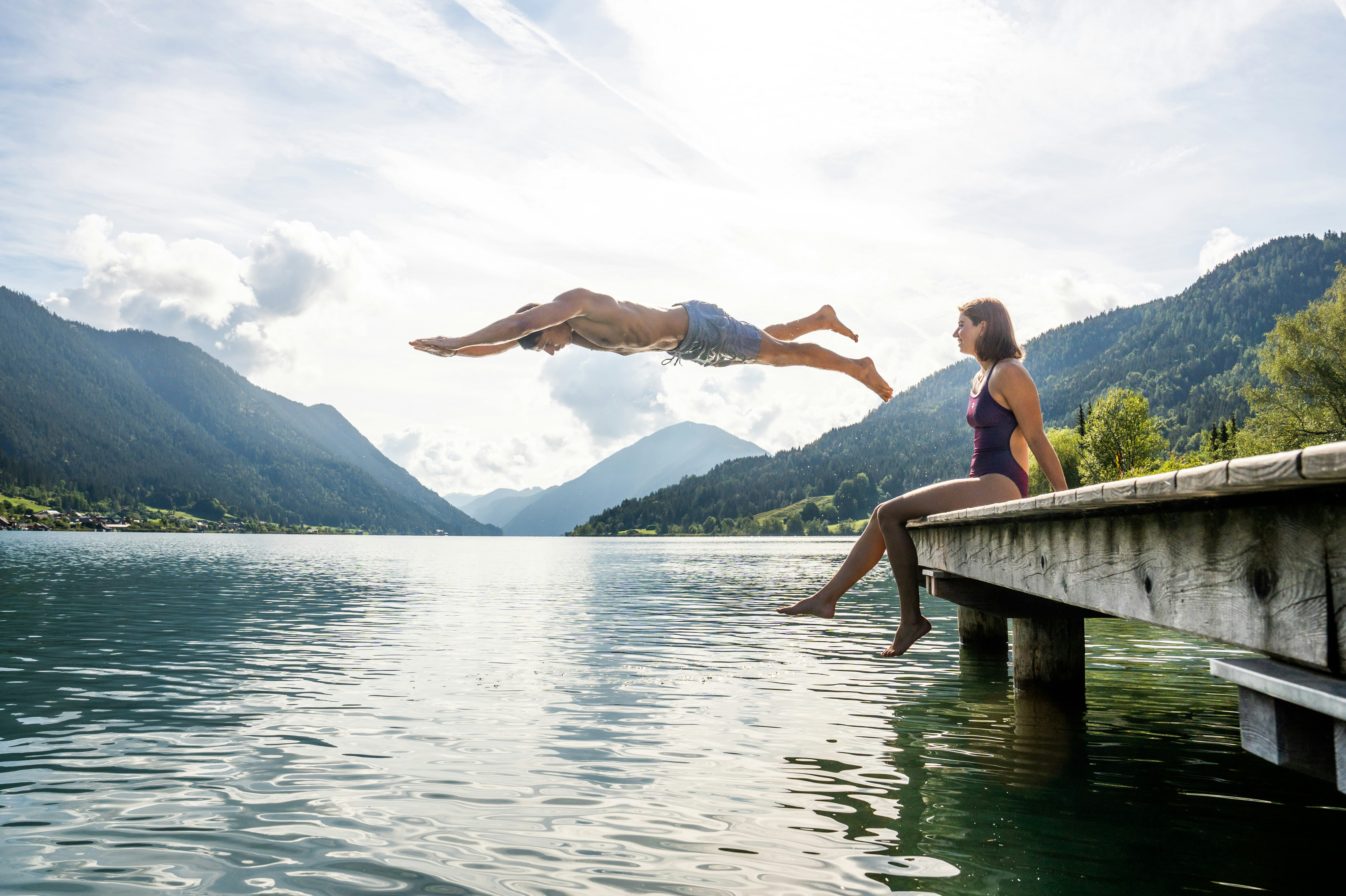 Camping Knaller - Camper springt vom Steg in den See