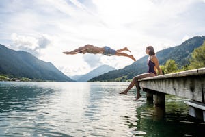 Camping Knaller - Camper springt vom Steg in den See