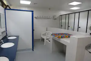 Camping Kockelscheuer - Sanitärgebäude mit Waschbecken, Spiegel, Toiletten und Duschen