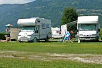 Camping Kölbl - Wohnmobile auf Stellplätzen des Campingplatzes