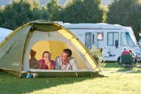 Camping Kölbl - Zelt mit Campern darin auf dem Campingplatz