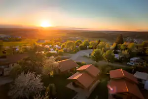 Camping Königskanzel - Luftaufnahme des Campingplatzes bei Sonnenuntergang