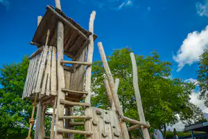 Camping Kohnenhof - Klettergerüst aus Holz auf dem Spielplatz