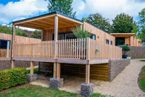 Camping Kohnenhof - Mietunterkünfte mit Terrassen und Bepflanzung