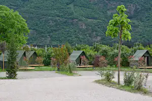 Camping Komodo Gargazon - Blick auf die Mietzelte auf dem Campingplatz
