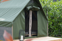 Camping Komodo Gargazon - Blick auf ein kleines Zelt zur Miete auf dem Campingplatz