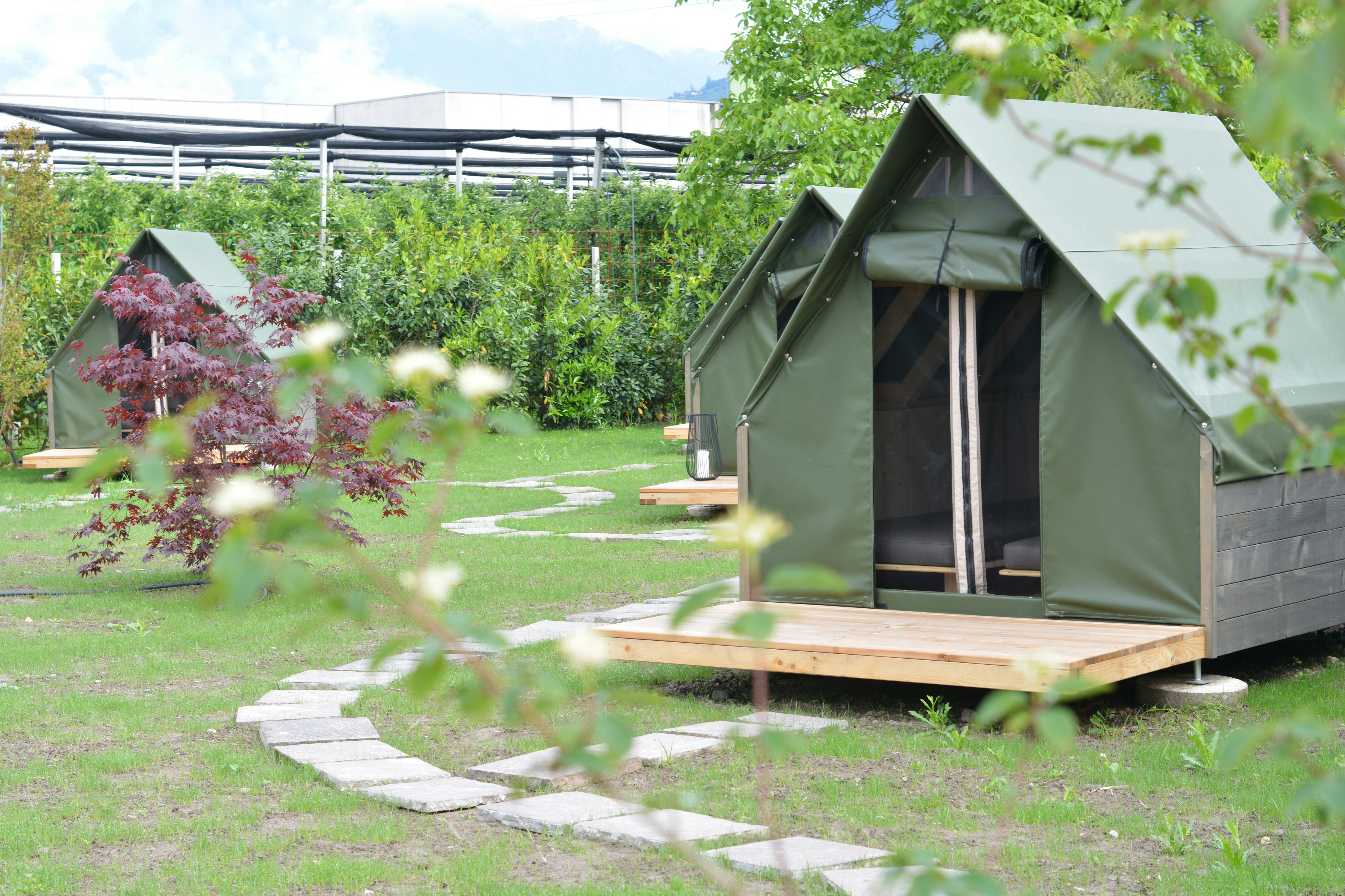 Camping Komodo Gargazon - Kleine Mietzelte auf dem Campingplatz