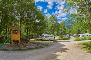 Camping Koren - Wohnmobil- und Wohnwagenstellplätze auf der Wiese auf dem Campingplatz