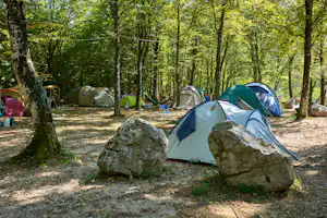 Camping Koren - Campingbereich für Zelte im Schatten der Bäume