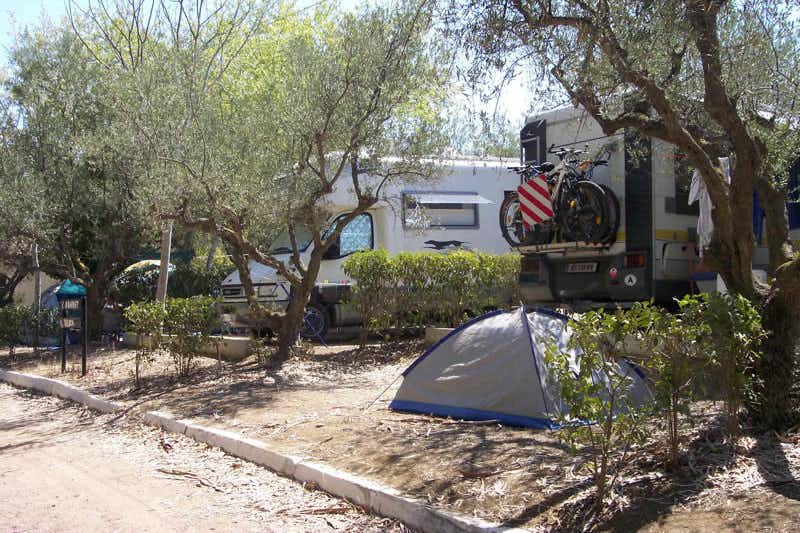 Camping Koróni - Wohnwagen- und Zeltstellplatz zwischen Bäumen