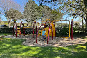 Camping Kost Ar Moor - Kinderspielplatz mit Klettergerüst