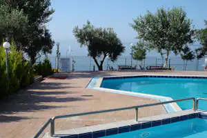 Camping Kouyoni - Pool im Grünen auf dem Campingplatz
