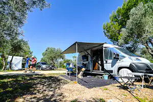 Camping Kovačine - Standplätze von Bäumen umgeben