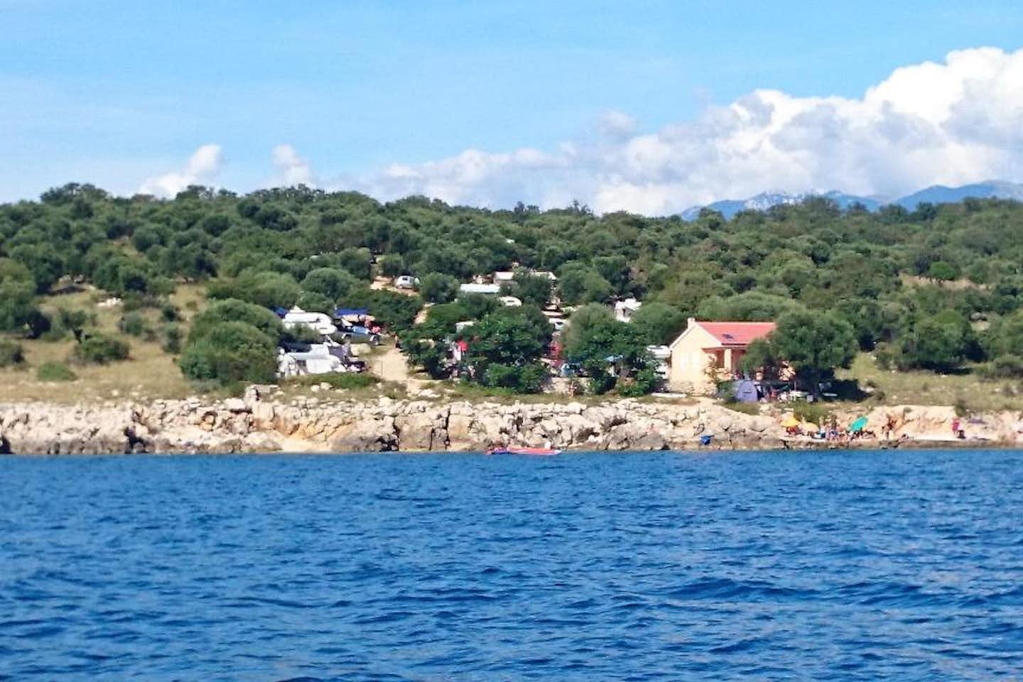 Camping Škovrdara  - Blick auf den Campingplatz am Ufer der kroatischen Adria