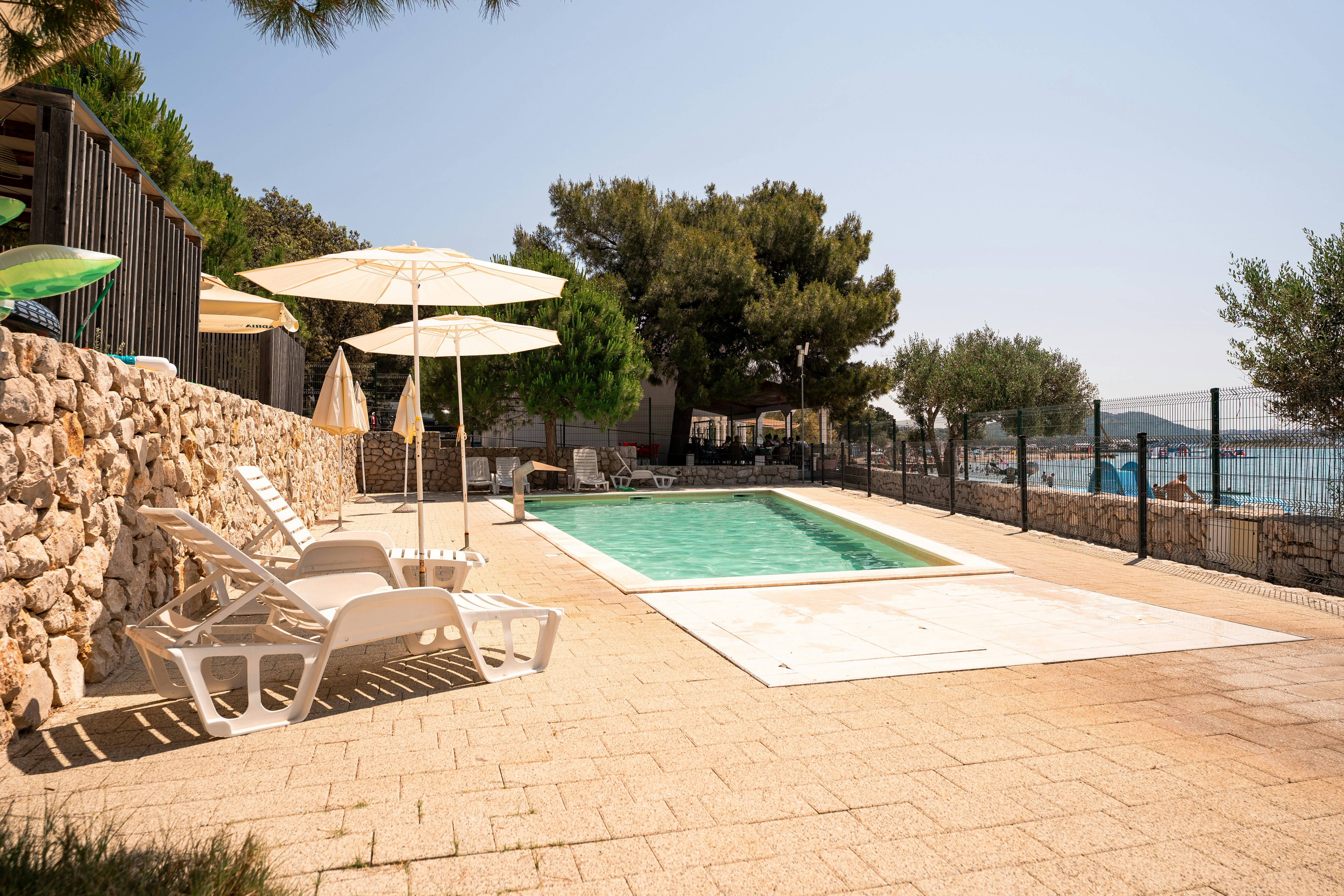 Camping Kozarica  - Pool im Freien mit Liegestühlen und Sonnenschirmen