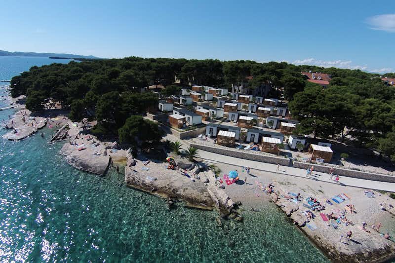 Camping Kozarica - Luftaufnahme auf den Campingplatz und den Strand des Mittelmeers