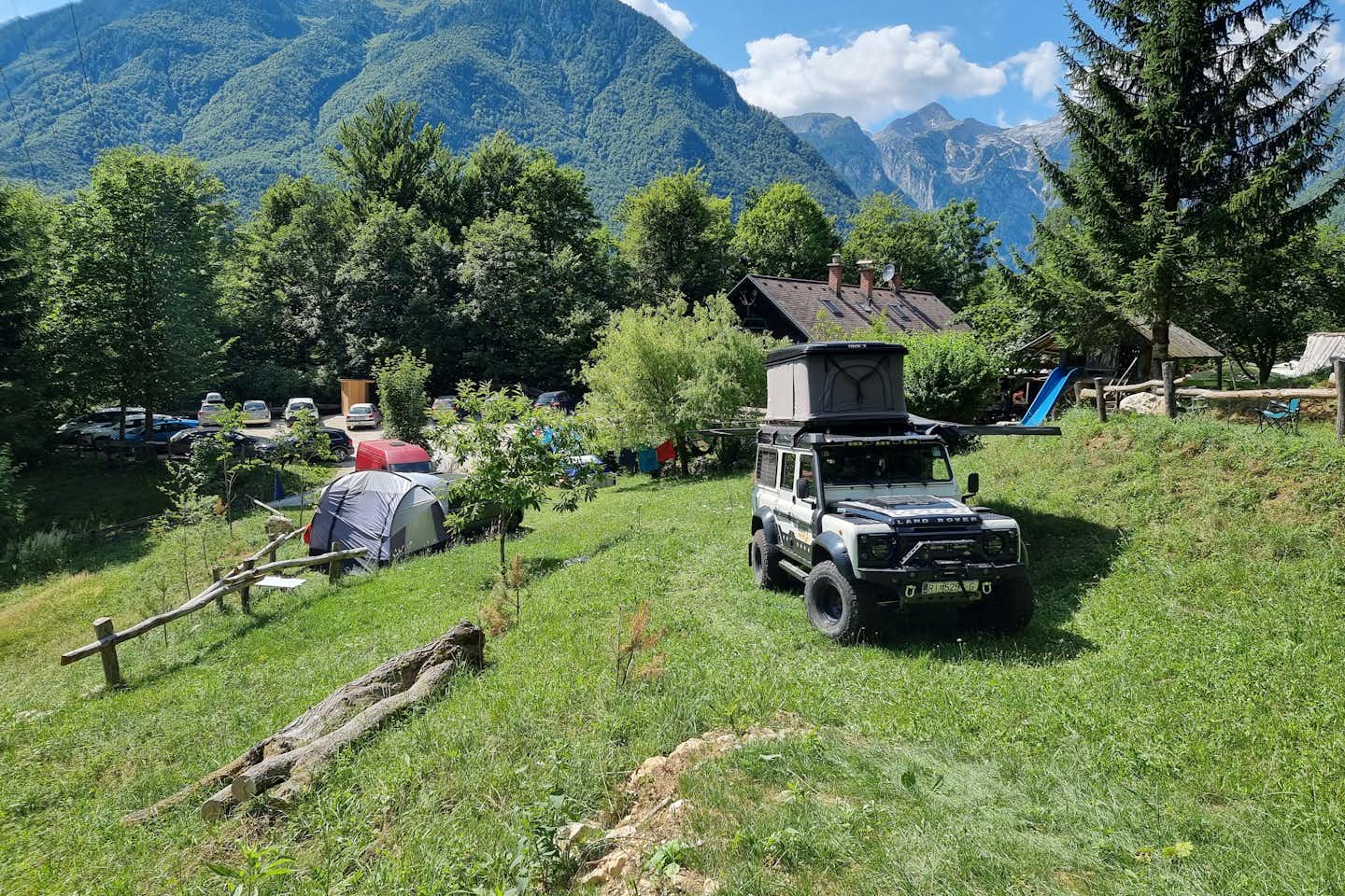 Camping Kraljev Hrib - Blick auf den Campingplatz mit Aussicht auf die Berge