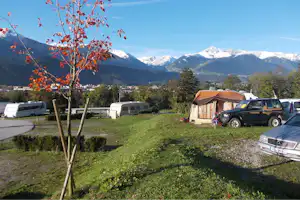 Camping Kranebitterhof - Stellplätze des Campingplatzes mit den Alpen im Hintergrund