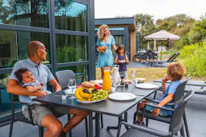 Camping Kreekebos - Familie am Frühstückstisch auf Terrasse des Mobilheims