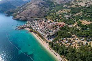 Camping Škrila - Luftaufnahme vom Campingplatz mit Strand am Mittelmeer