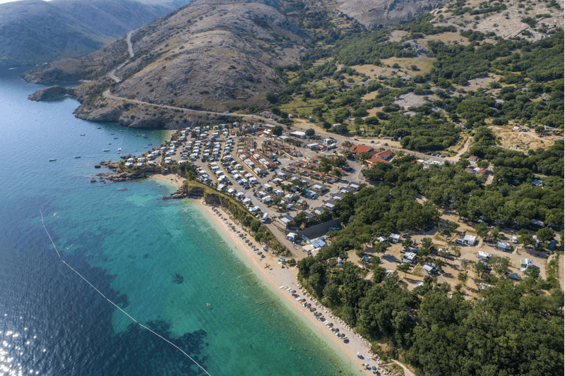 Camping Škrila  -  Luftaufnahme vom Campingplatz mit Strand am Mittelmeer
