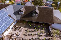 Camping Kröver Berg - Blick auf das Restaurant mit Außenterrasse aus der Vogelperspektive