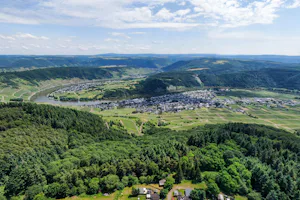 Campingplatz und Gastronomie Kröver Berg Campingplatz Kröver Berg - Campingplatz aus der Vogelperspektive - Luftaufnahme des Campingplatzes