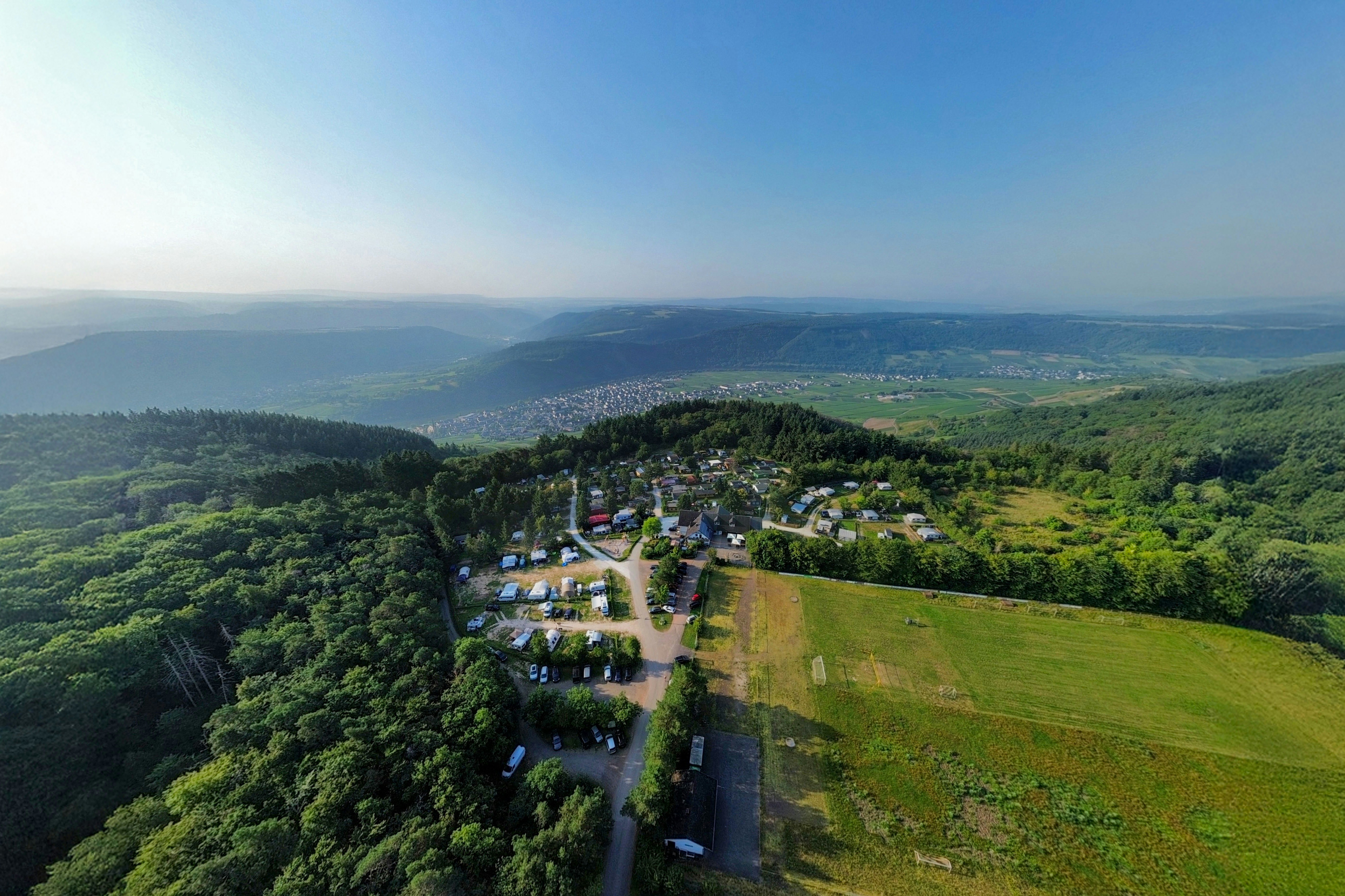 Campingplatz und Gastronomie Kröver Berg  Campingplatz Kröver Berg  - Luftaufnahme des Campingplatzes