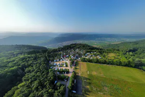 Campingplatz und Gastronomie Kröver Berg Campingplatz Kröver Berg - Luftaufnahme des Campingplatzes