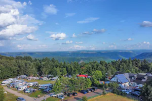 Campingplatz und Gastronomie Kröver Berg Campingplatz Kröver Berg - Blick auf den Campingplatz umgeben von Wald