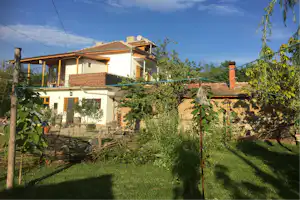 Camping Kromidovo - Blick auf das Gästebad und das Haus mit den zu vermietenden Zimmern