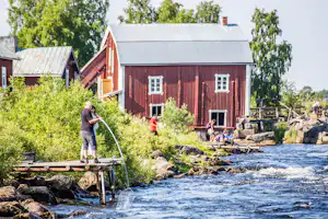 Camping Kukkolaforsen - Gäste beim Angeln