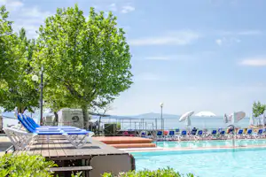 Camping Kursaal - Poolbereich mit Blick auf den Trasimenischen See