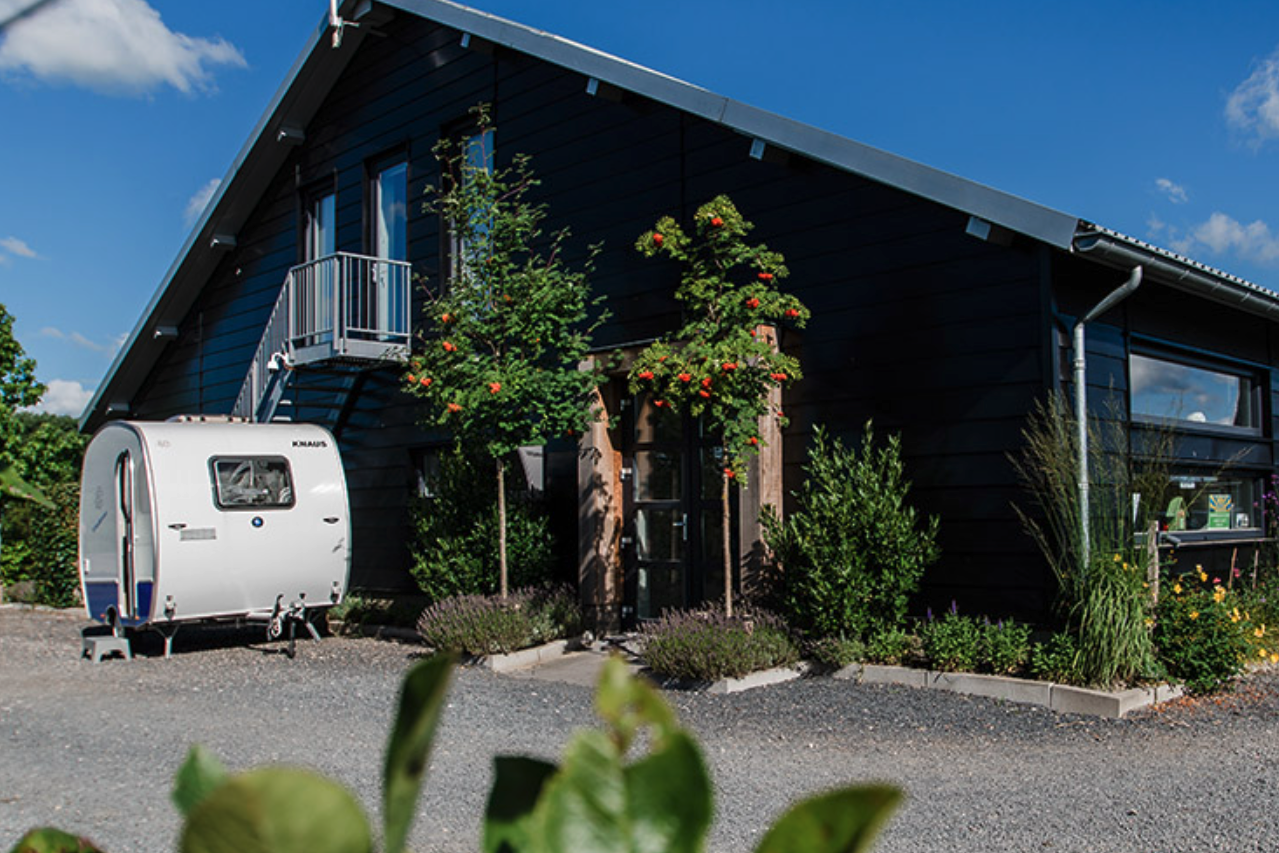 Camping Kweetal - Wohnwagen vor Gebäude