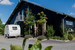 Camping Kweetal - Wohnwagen vor Gebäude